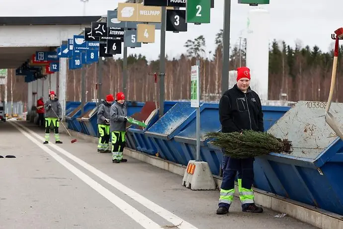 Elever på programmet för Fastighet, anläggning och byggnation återvinner julgranar