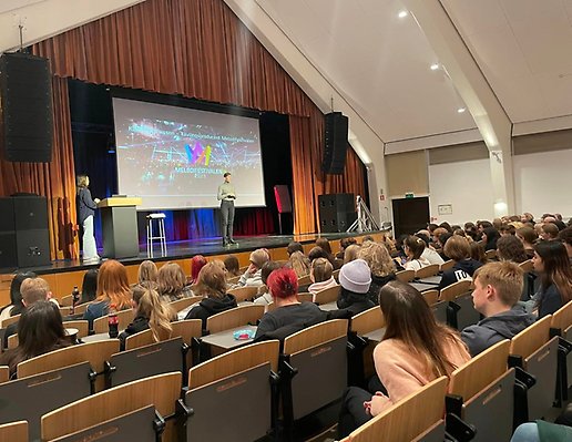 Karin Gunnarsson, tävlingsproducent för Mellodifestivalen, föreläser i DLG:s Aula.